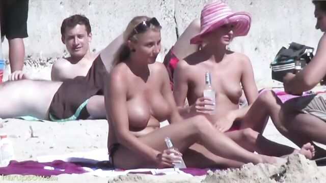 Big Boobs bilan Lesbiyan plyajdagi do'sti bilan xursand bo'ldi