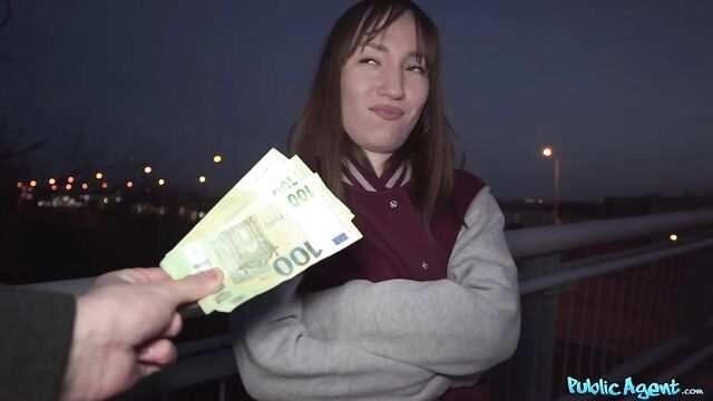 Заради грошей молоденька сучка готова не тільки мінет зробити