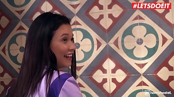 Латинка на кухне подставляет тугую попку для жаркого анального траха