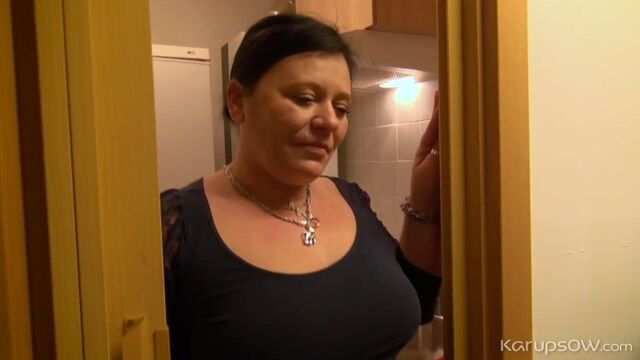 A mature woman with big milkings jerks off her pussy alone