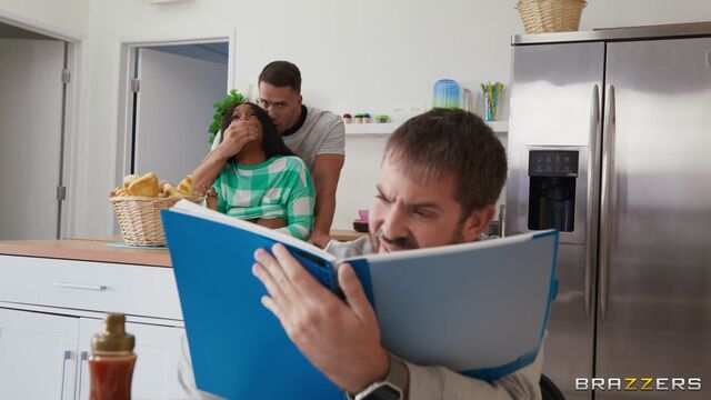 Yigit qizni minut qilishni biladigan qora tanli dugonasi bilan aldagan