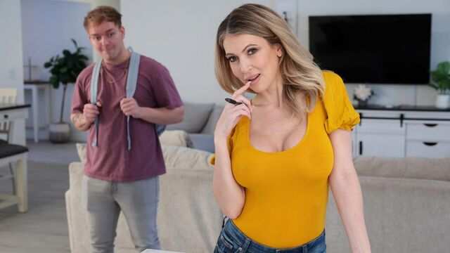 Mommy seductively uning katta ko'krak silkitardi esa yosh Dik sakrab