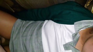 Парень задрал клетчатую юбочку подруги и трахнул ее в киску от первого лица