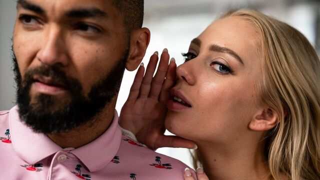 Soqolli, katta qo'zi bo'lgan odam, blonde bilan blondjob va sifatli jinsiy aloqadan zavqlanadi